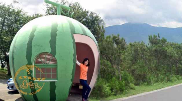 在吉林長(zhǎng)春制作水泥雕塑大型仿真水果用于公路兩側(cè)候車(chē)亭