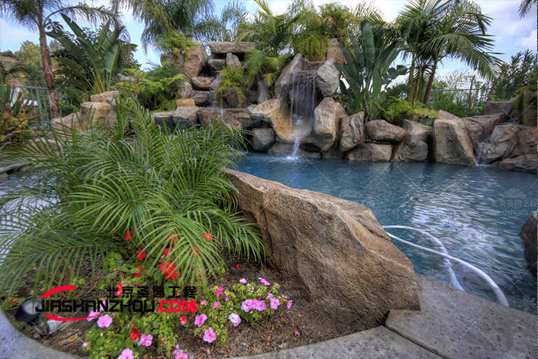 徒步探索仿真假山生態(tài)秘境 十月野花遍地太浪漫！