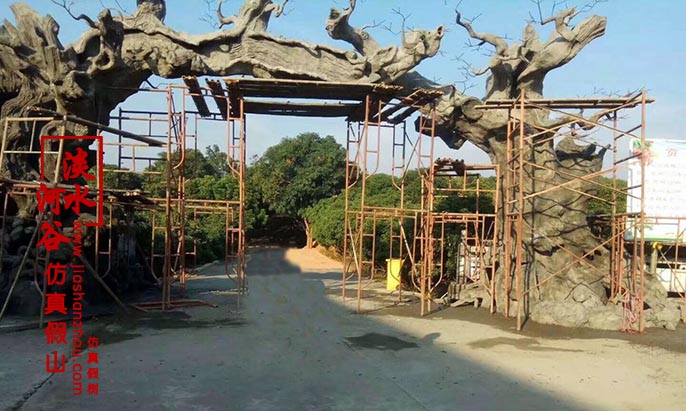 仿真樹(shù)大門(mén).jpg 仿真樹(shù)大門(mén)