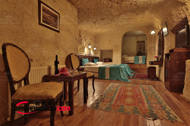 洞穴轟趴館.jpg 洞穴轟趴館